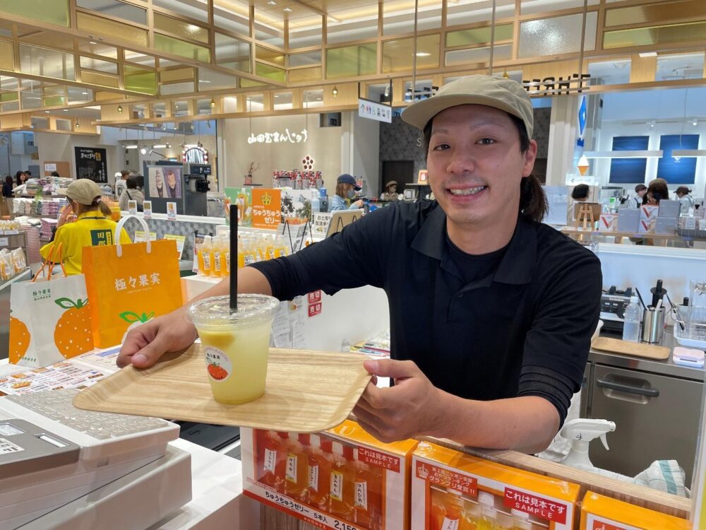 「極々果実 ちゅうちゅうSHOP」で提供されるかんきつジュース