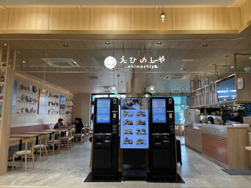 「JR松山駅だんだん通り」内のカフェ＆レストラン「えひめしや」入口