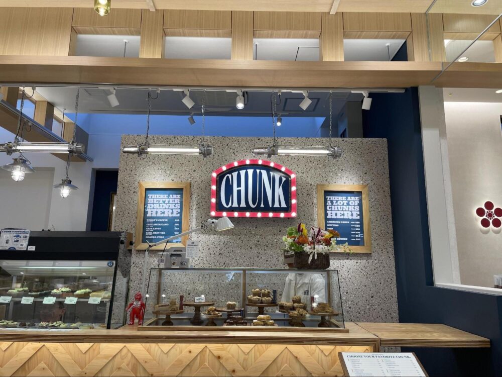 「JR松山駅だんだん通り」のベイクショップ「CHUNK（チャンク）」の焼き菓子が並ぶショーケース