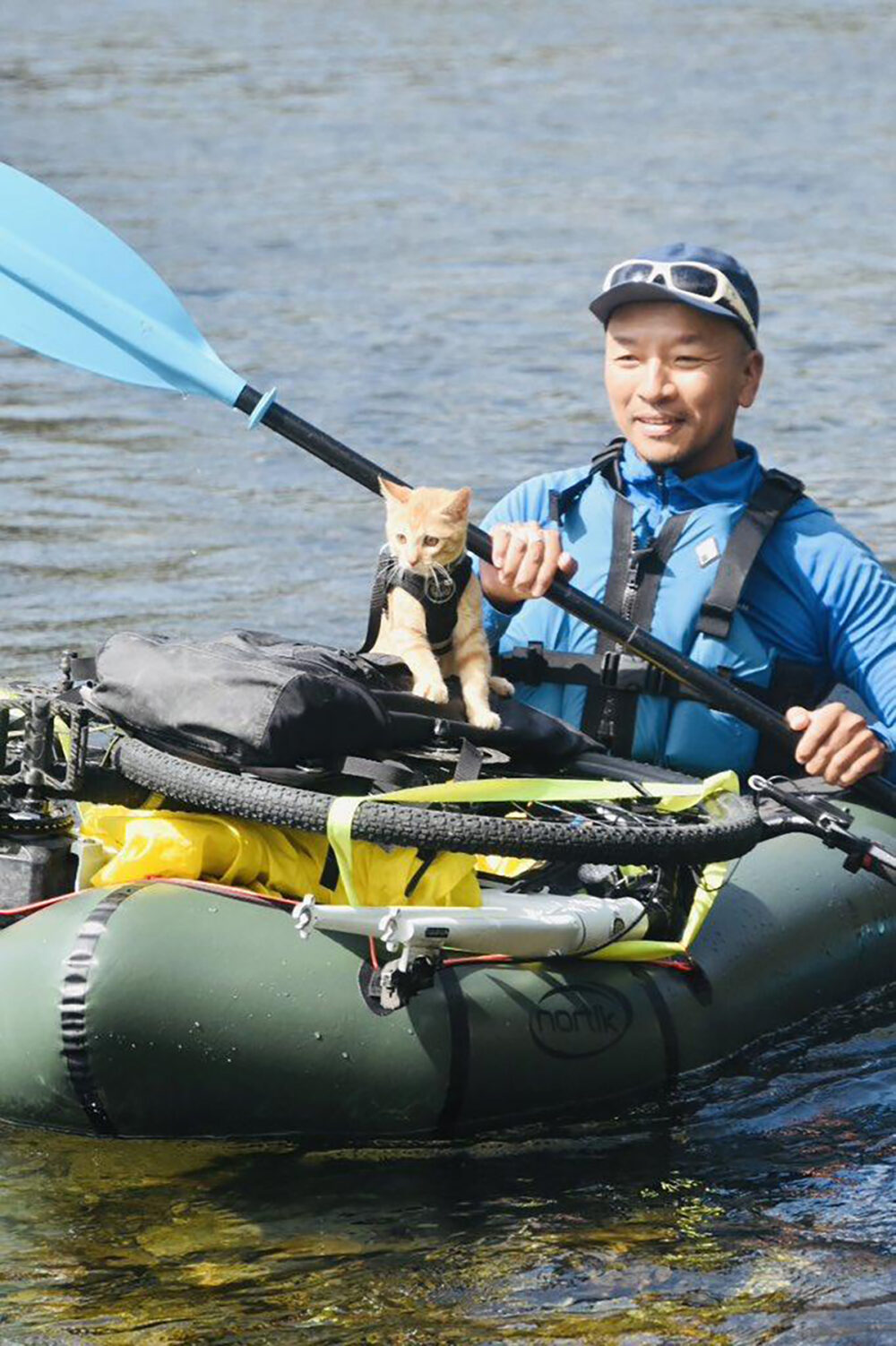 ガイドの高倉さんとラフティングする愛猫・チャビちゃん