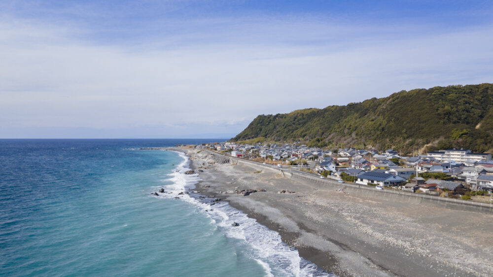 室戸市の海岸沿いの道