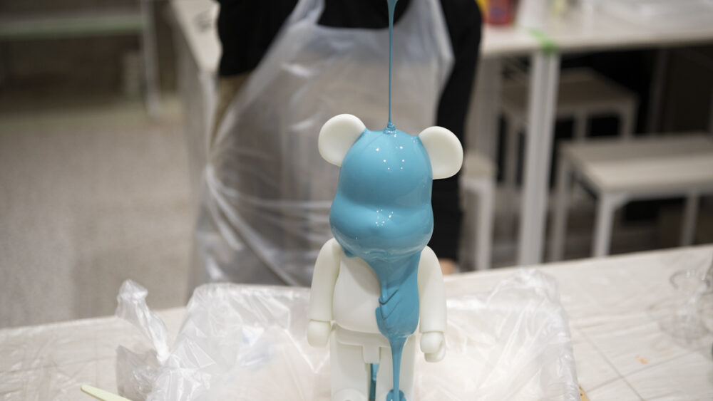 ベアブリックに豪快に絵の具を投下