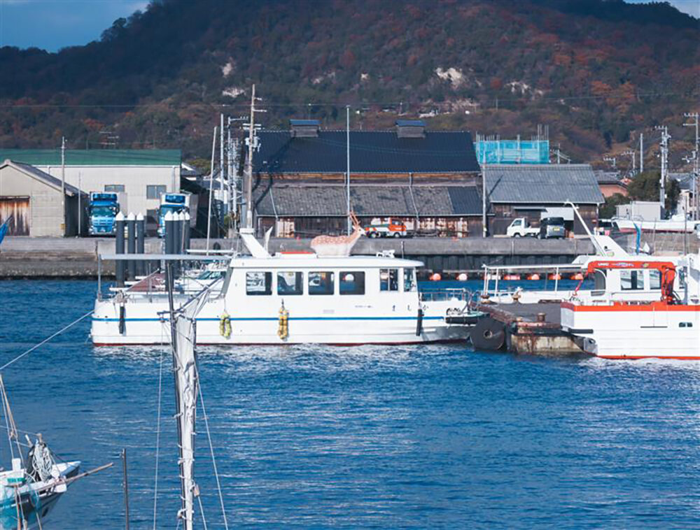 鹿島と北条を結ぶ連絡船。船の上には鹿のモチーフがちょこんと鎮座している