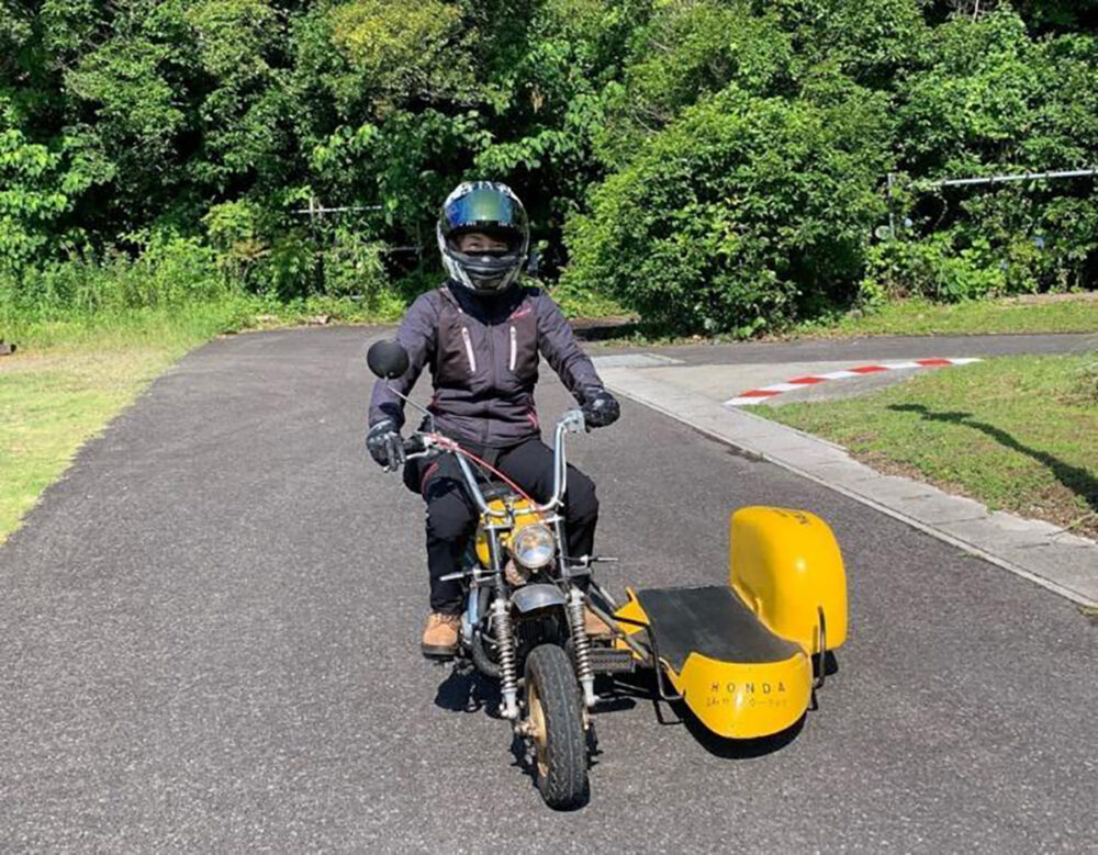 サイドカーを試乗している様子