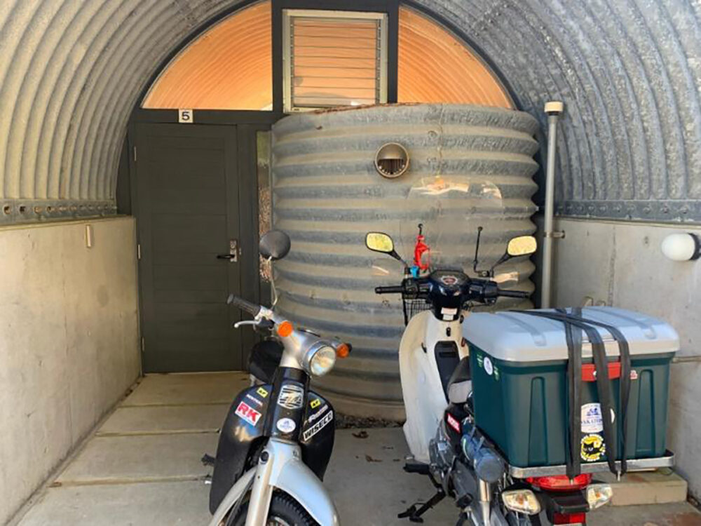 バイクが置ける屋根付きスペースがある客室前
