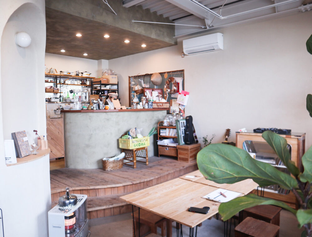 PUBLIC HOUSE はまのカフェスペース。カウンターは小上がりになっていてかわいいデザイン