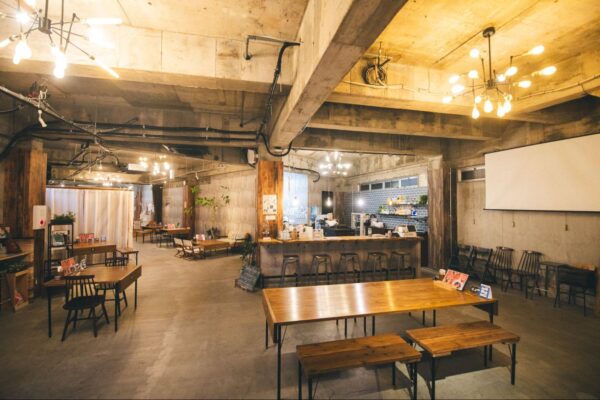 奥行きがあり開放感のあるオープンな店内にさまざまなタイプの席が用意されている