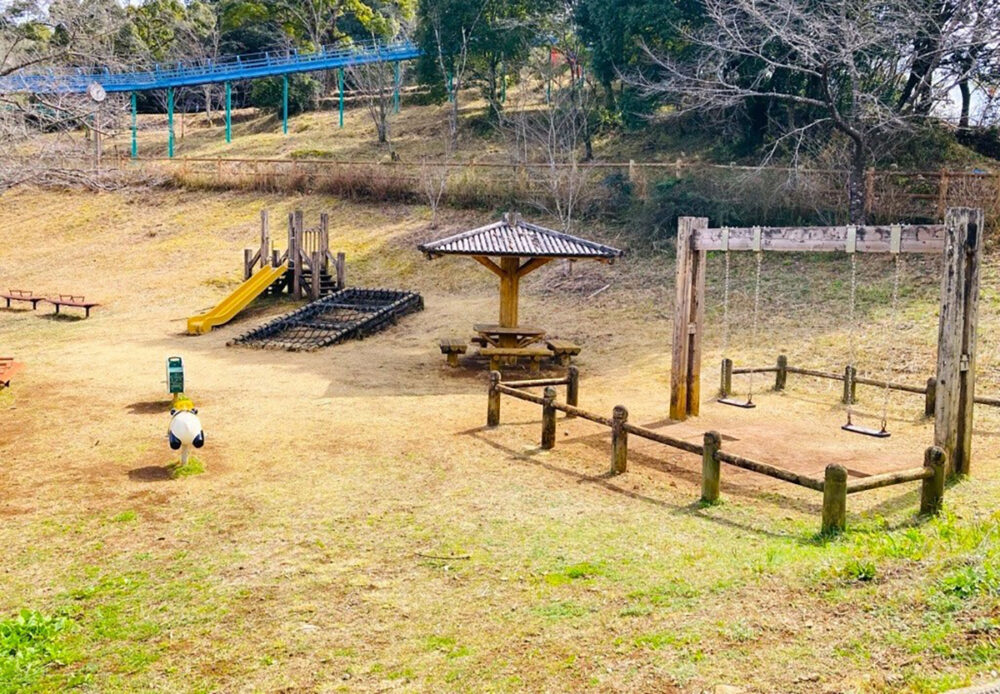 小さい子どもが遊べる遊具もあり
