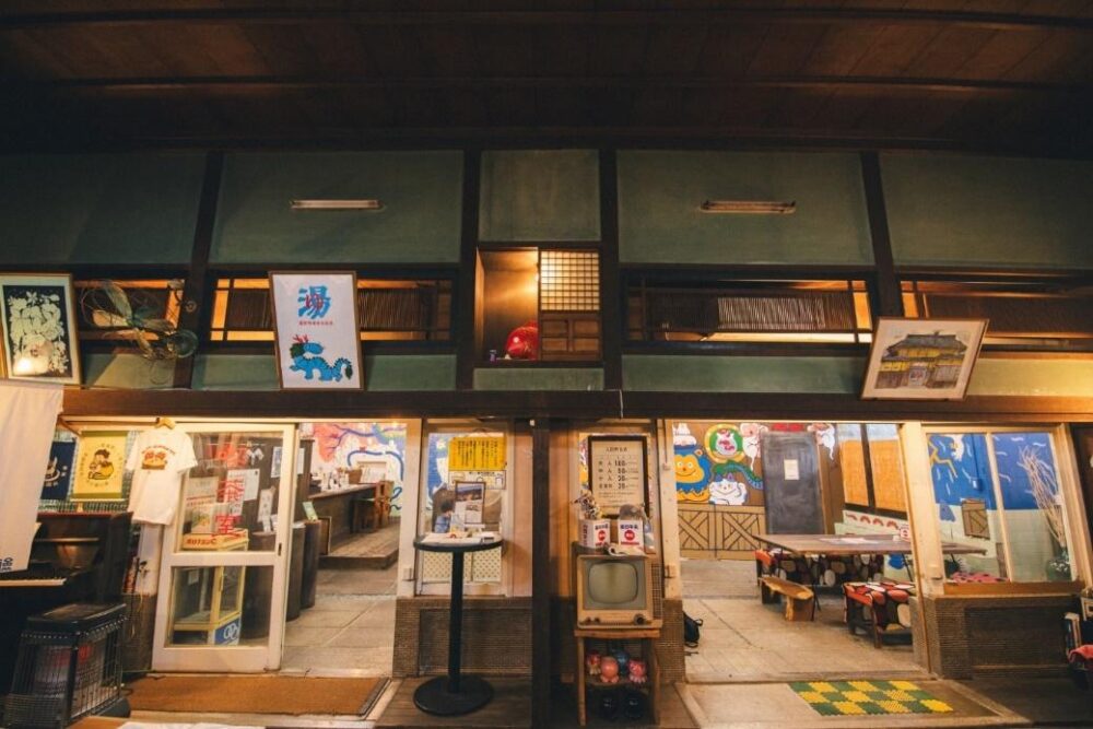 イラストだけでなく建物自体が時代を超えたアート空間