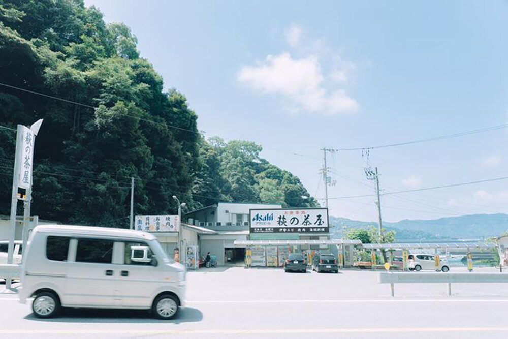 宇佐湾の道路沿いにある「萩の茶屋」の外観