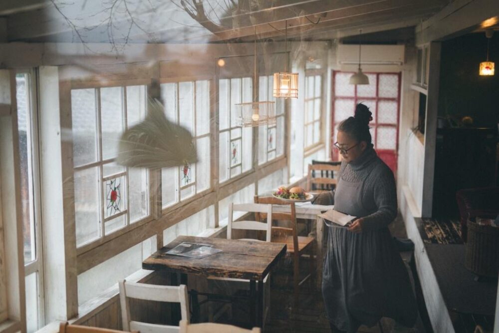 レトロな店内で限定ハンバーガーをいただく