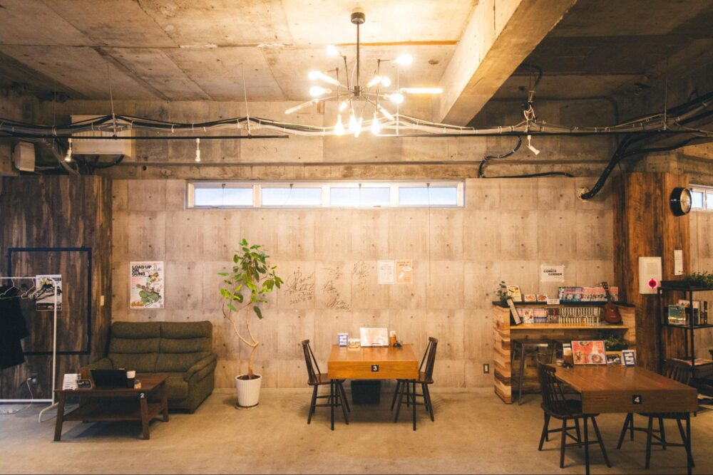カフェアンドバー ヌーン店内は天井が高く開放的で、ソファー席もある
