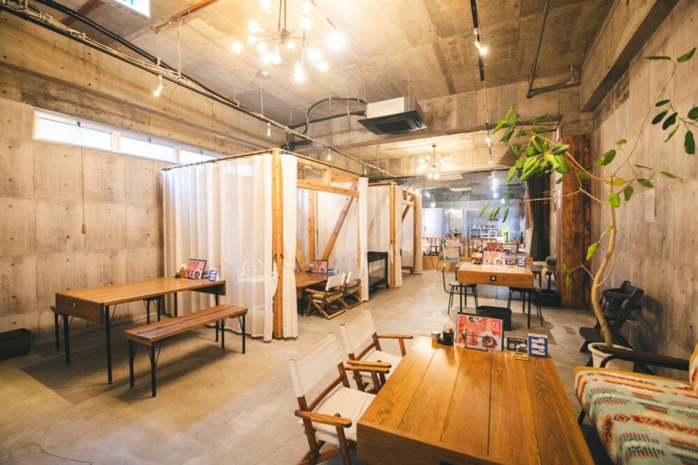 「カフェアンドバー ヌーン」は商店街の空きビルをリノベしたおしゃれなカフェ