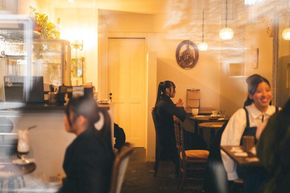 フレンチシックのアンティーク家具や照明が素敵な「cafe me」の店内