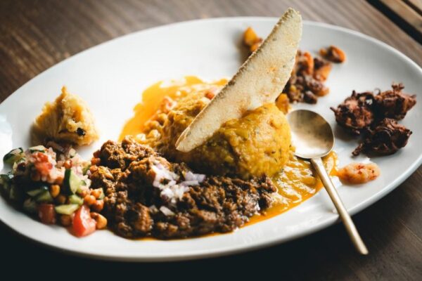 永渕食堂シャンティのワンプレートに盛られたインドカレー