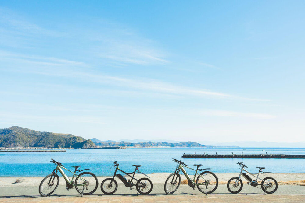 海沿いに止めた4台のE-BIKE