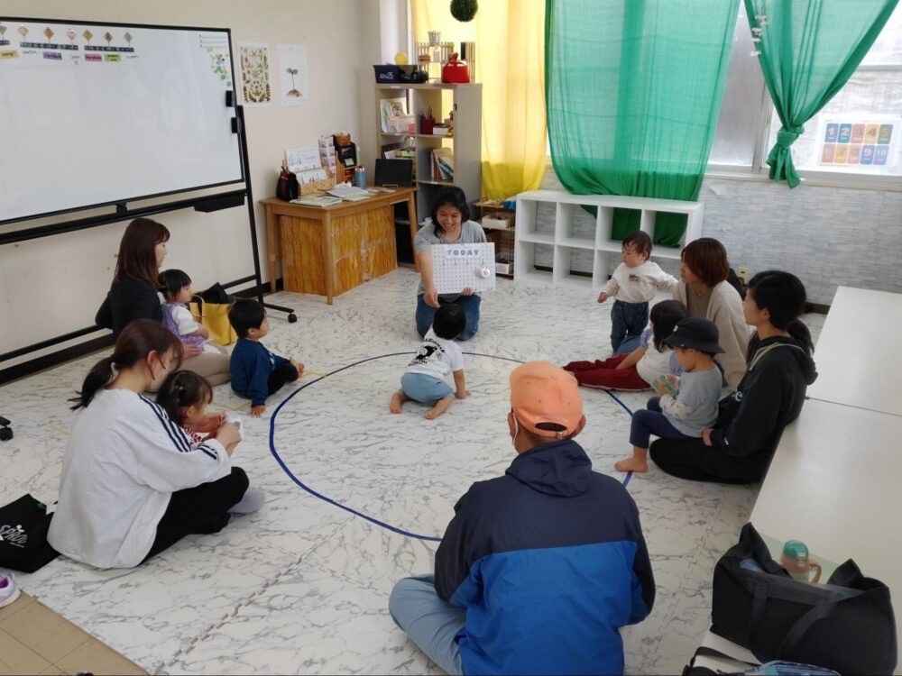 2階同フロアで開催されている英会話教室の利用風景