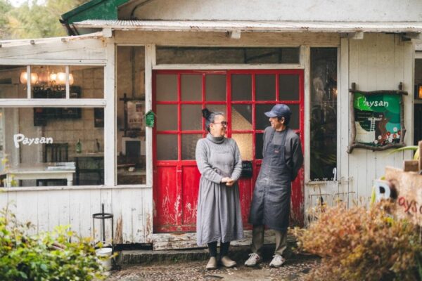 「paysan（ペイザン）」入口とオーナーご夫妻