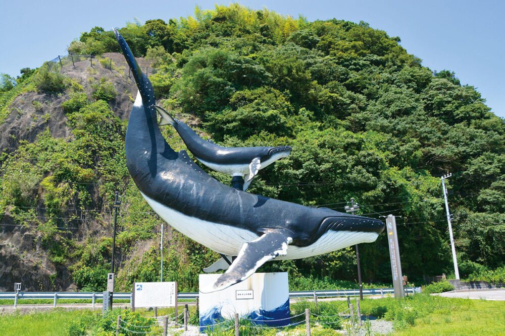 宇佐しおかぜ公園に設置された親子クジラのモニュメント