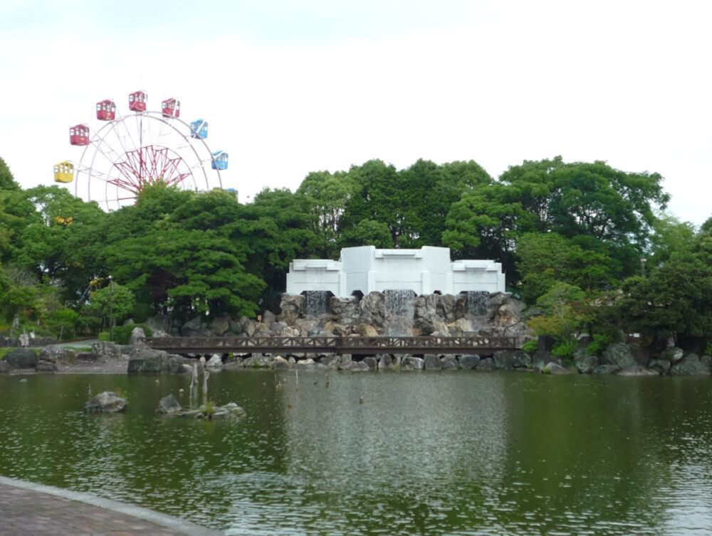 わんぱーくこうちの水辺散策広場にある滝と池