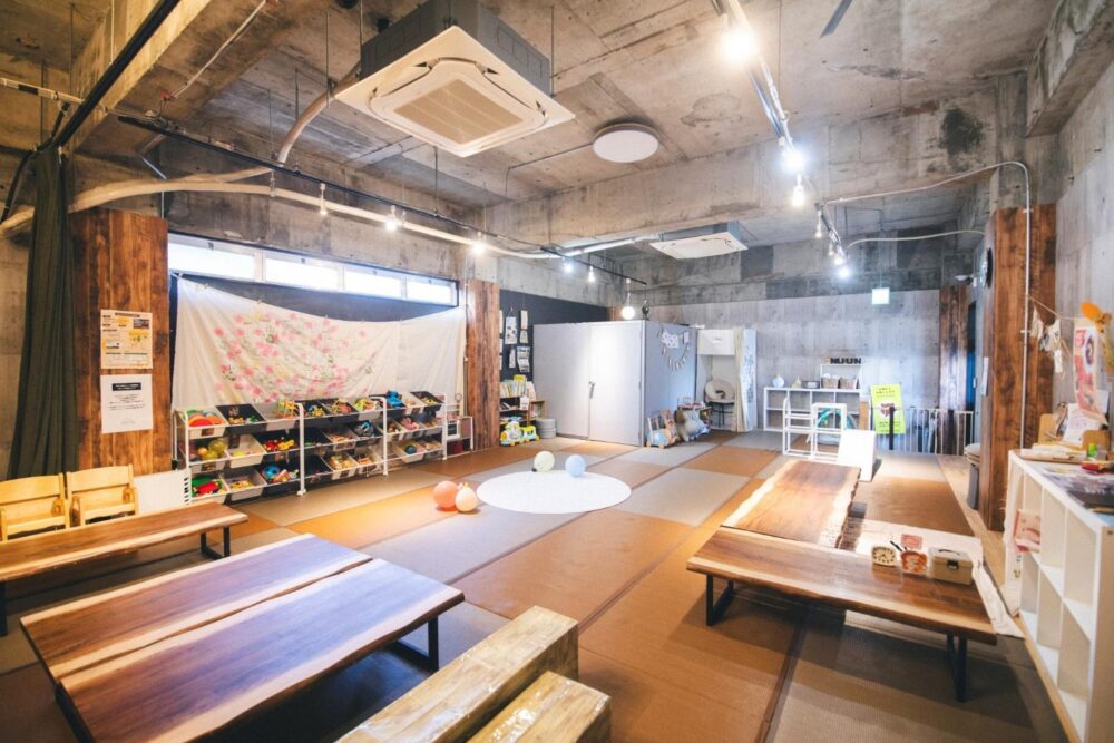 カフェに併設された子育て支援スペースでカフェのテイクアウト商品を飲食可能