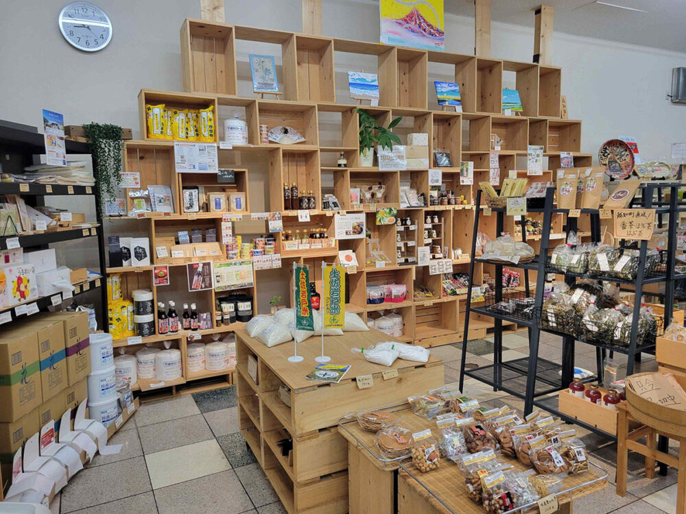 ドラゴン広場内の木製棚に陳列された地元の特産品