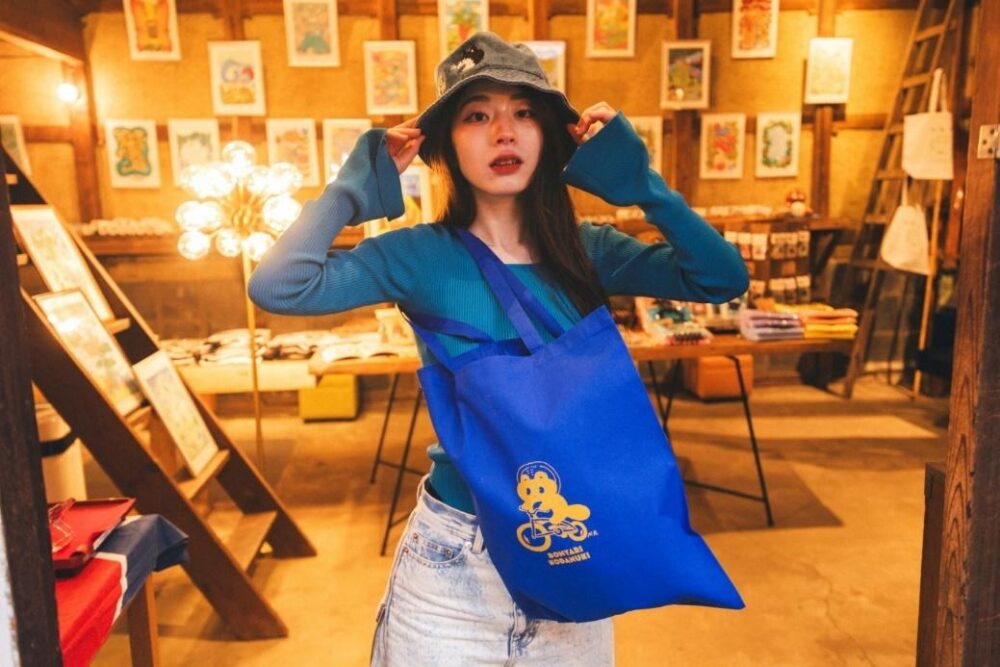 お土産にヒダカナオトさんが手がける多彩なグッズを