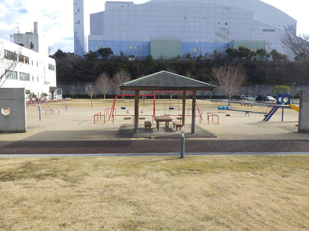 遊具が設置されているエコ・パーク宇賀と隣接する高知市清掃工場
