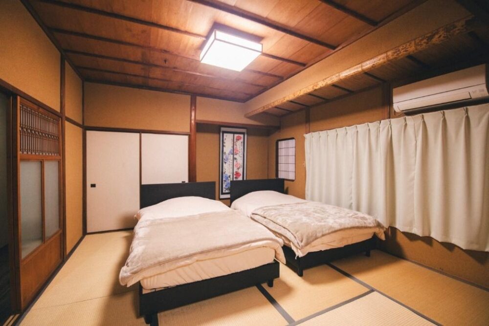 「一棟貸切宿 空と海」の寝室(ツインベッド)