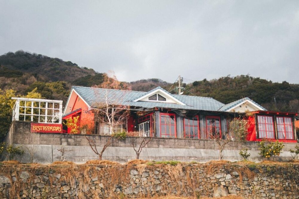 「Bistro paysan（ビストロペイザン）」赤い外観が目を引く