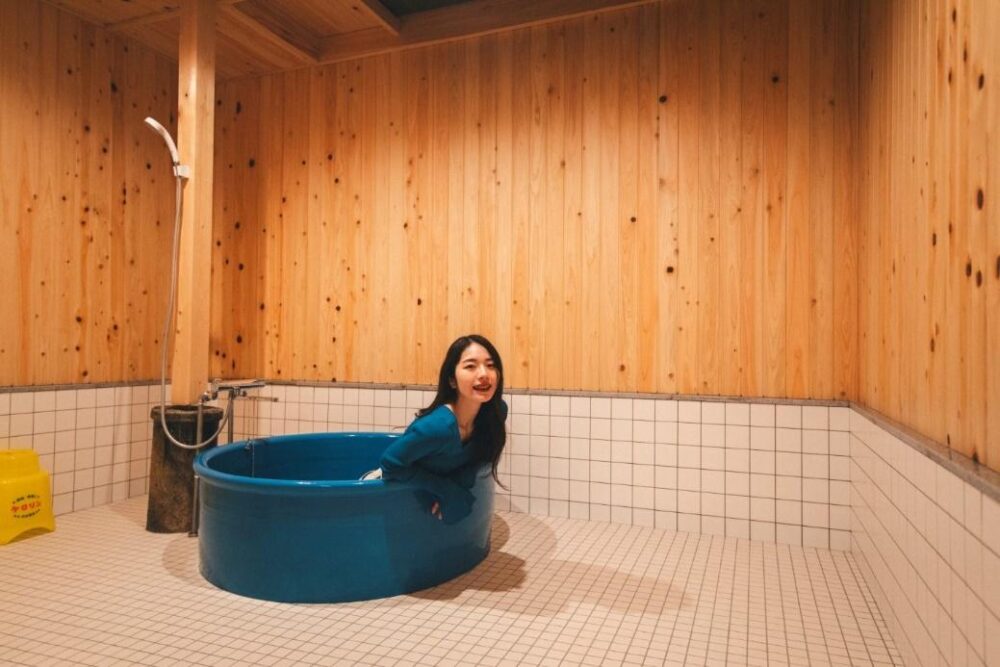 おしゃれな青い陶器風呂