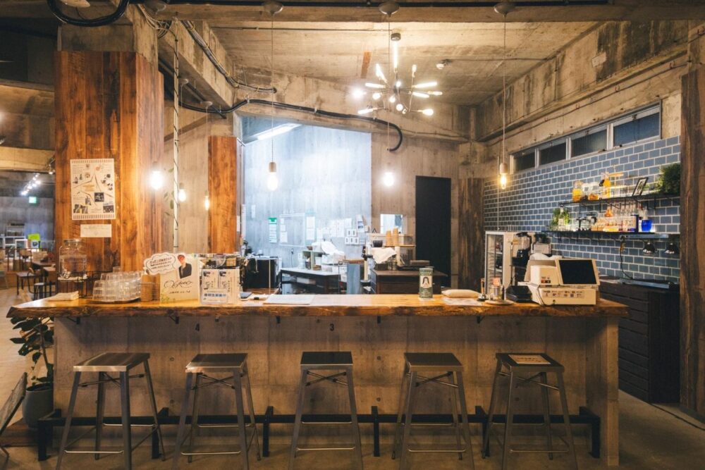 カフェアンドバー ヌーンのカウンター席