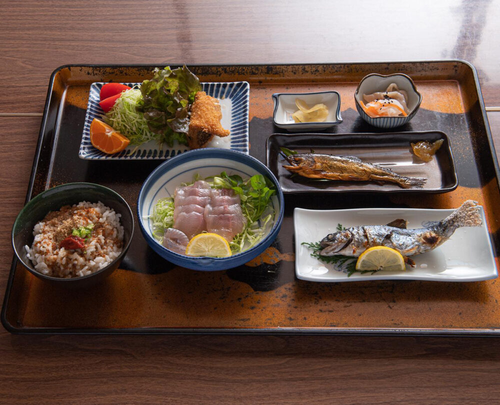 釣り上げたばかりの新鮮な魚を使った料理