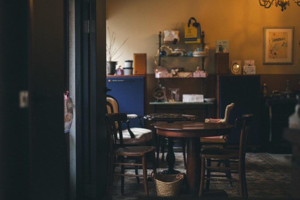 リノベしたレトロな「well bakeshop」店内とアンティークのインテリア
