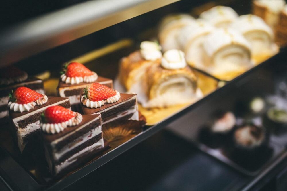 ケーキなどインスタ映えするスイーツがショーケースにたくさん
