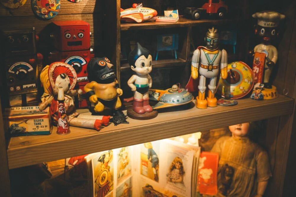 レトロなおもちゃが展示されているトリトン店内