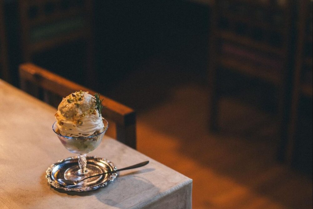 カシトオナツのおしゃれなカフェスペースとパフェ