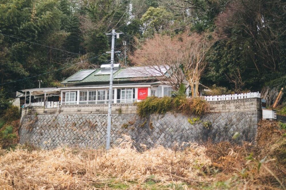赤い看板が目印の「パン屋 paysan（ペイザン）」外観