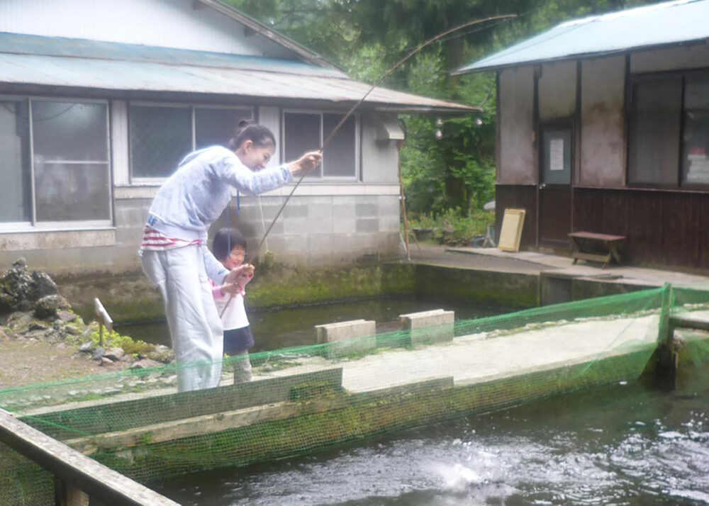 親子で一緒に川魚釣りデビュー