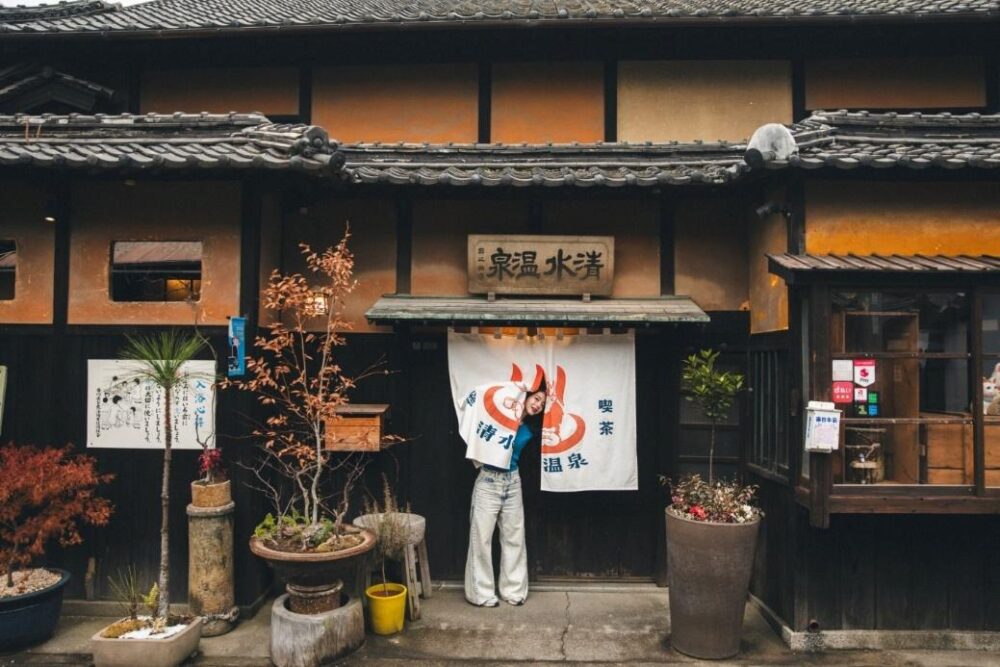 「藝術喫茶 清水温泉」ののれんがかかった昭和レトロなカフェ外観
