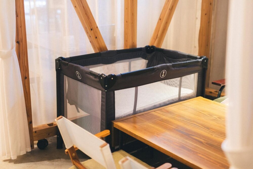 ベビーベッドを常設、赤ちゃん連れでも利用しやすい