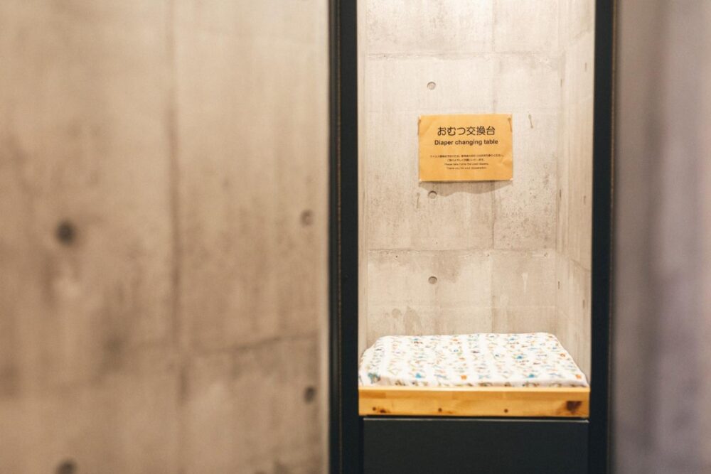 カフェアンドバー ヌーンのお手洗いに設置されたおむつ交換台
