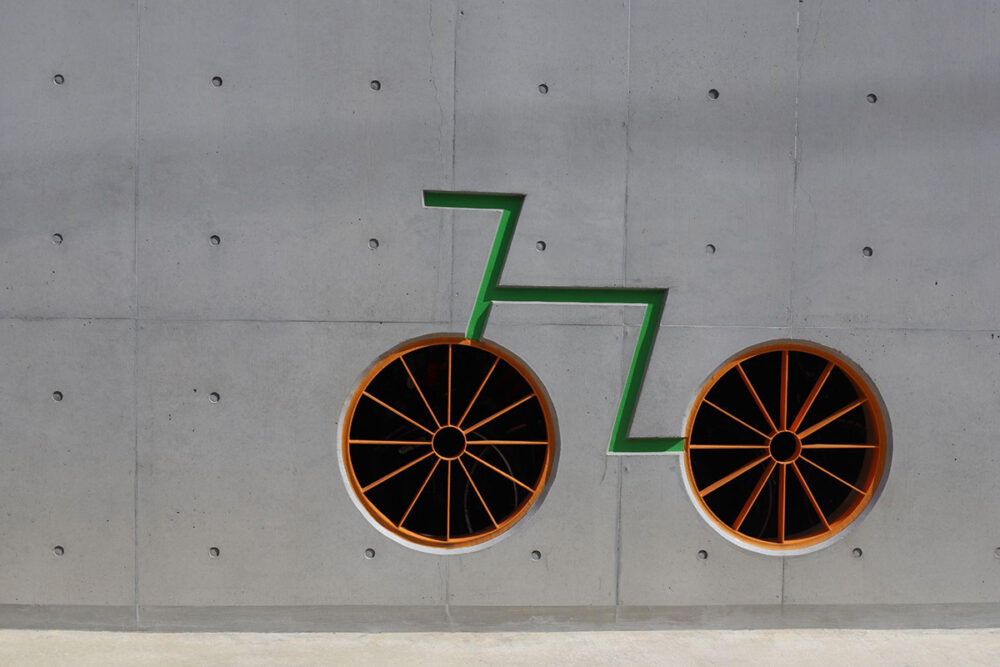 外壁に設置された柑橘モチーフの自転車アート