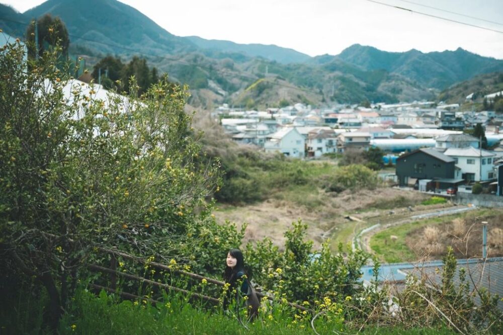 道中の砥部の町を一望できる絶景スポットで爽やかな風と季節を感じる