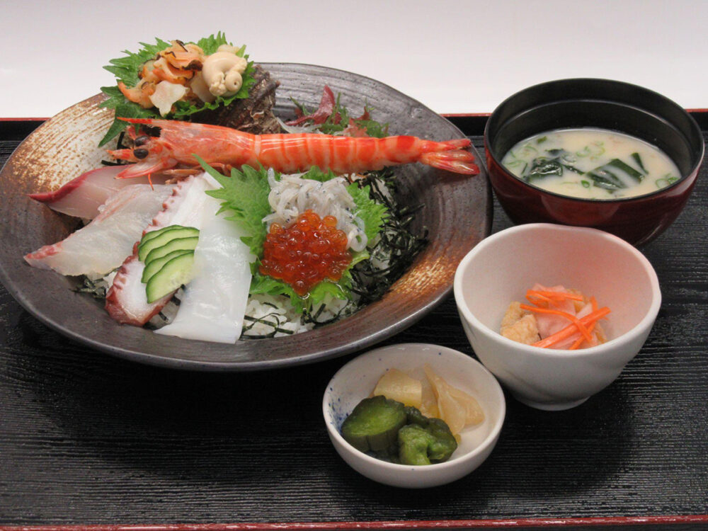 海の幸がたっぷりの海鮮丼