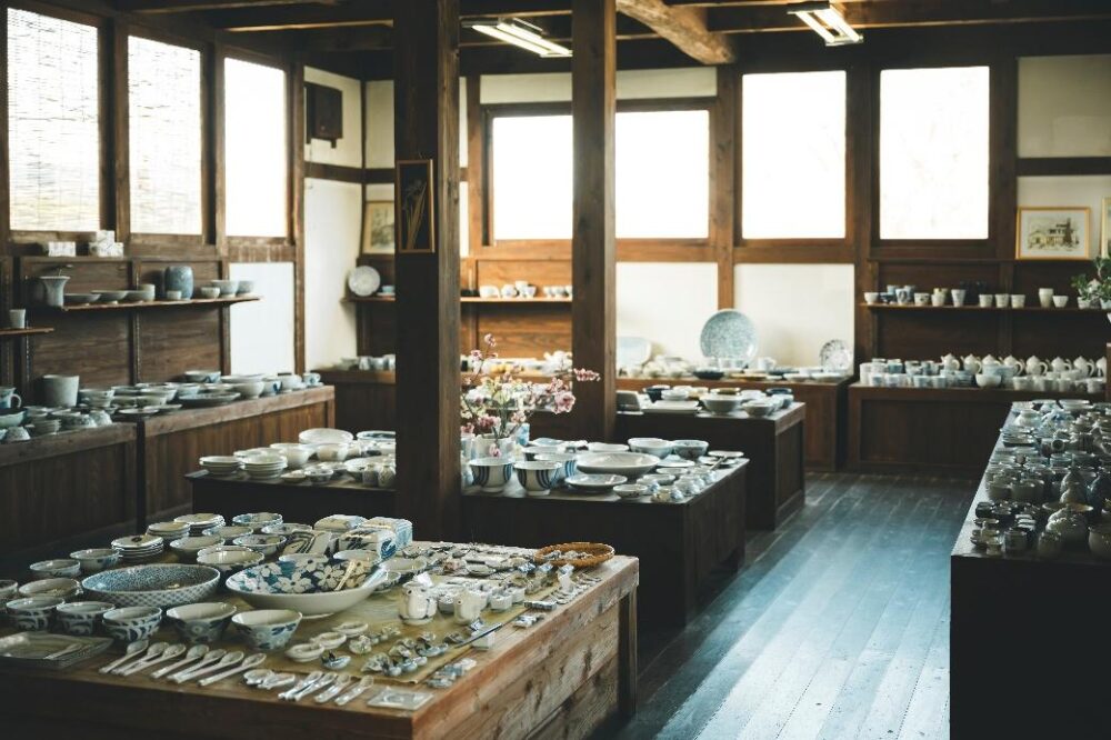 ウメノ青興陶園の売り場にはたくさんの砥部焼が並ぶ