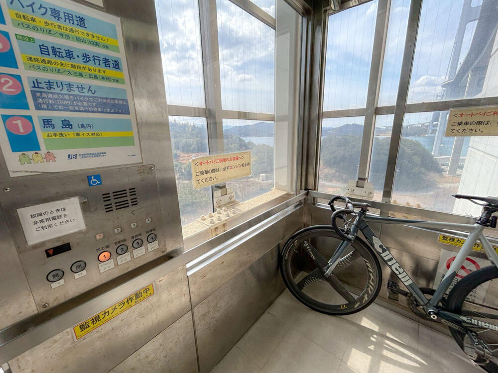 馬島へ降りていくエレベーター