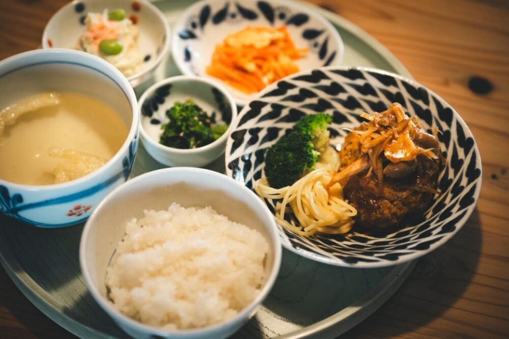 陶房遊カフェ Cafe stand tOt（トット）の料理は砥部焼の器で提供される