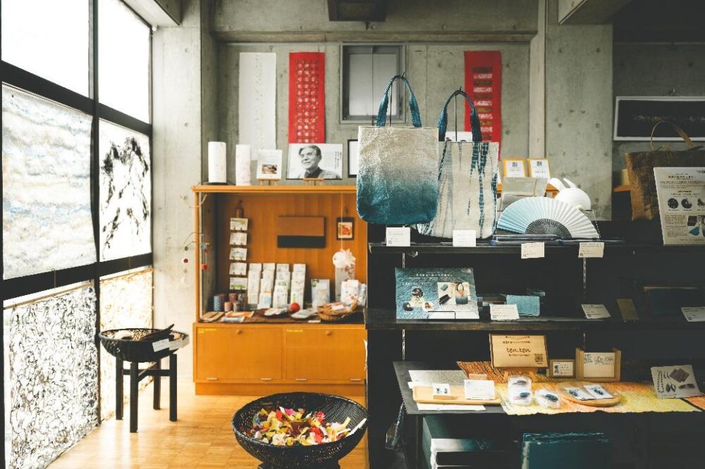 シックで美しいおみやげがずらり！徳島の工芸を掛け合わせたオンリーワンアイテムばかり