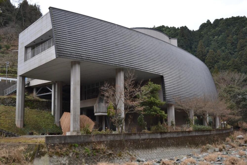 「美郷ほたる館」の外観
